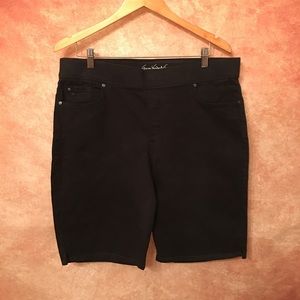 🌻 Gloria Vanderbilt Black Denim Shorts 🌻